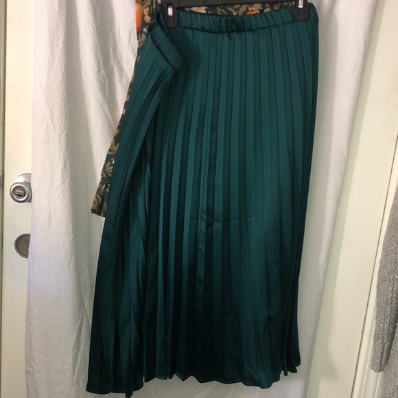 Nine West Dresses & Skirts - Nine West Satin Pleated Skirt and Oranges w/Orange Flowers Tie Neck Halter Top